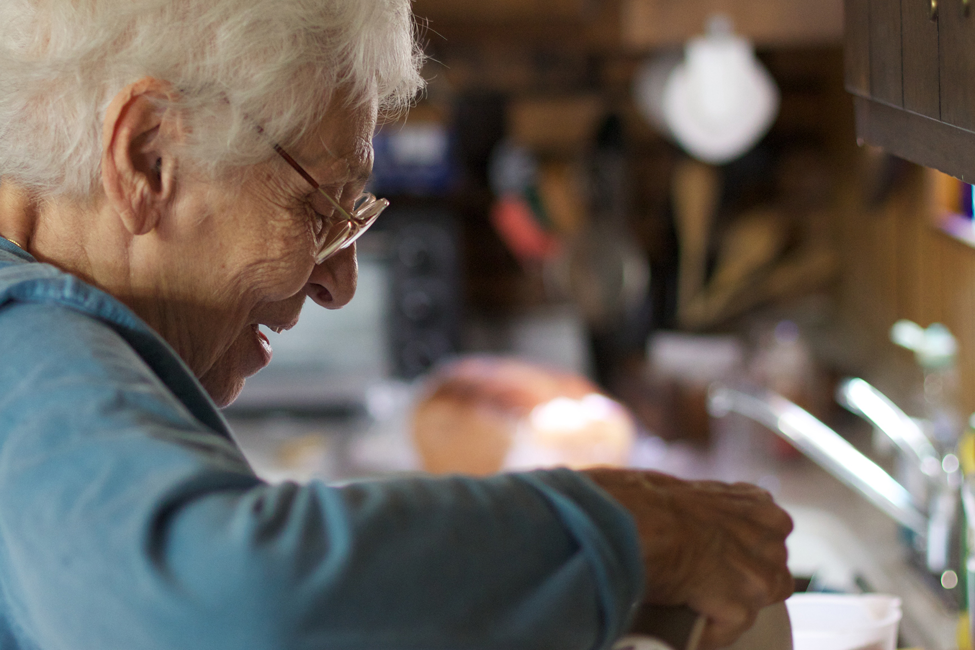 Elderly woman living at home with help from IoT technology